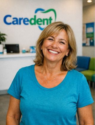 Mujer sonriendo con prótesis dental removible - Credent RD Santiago